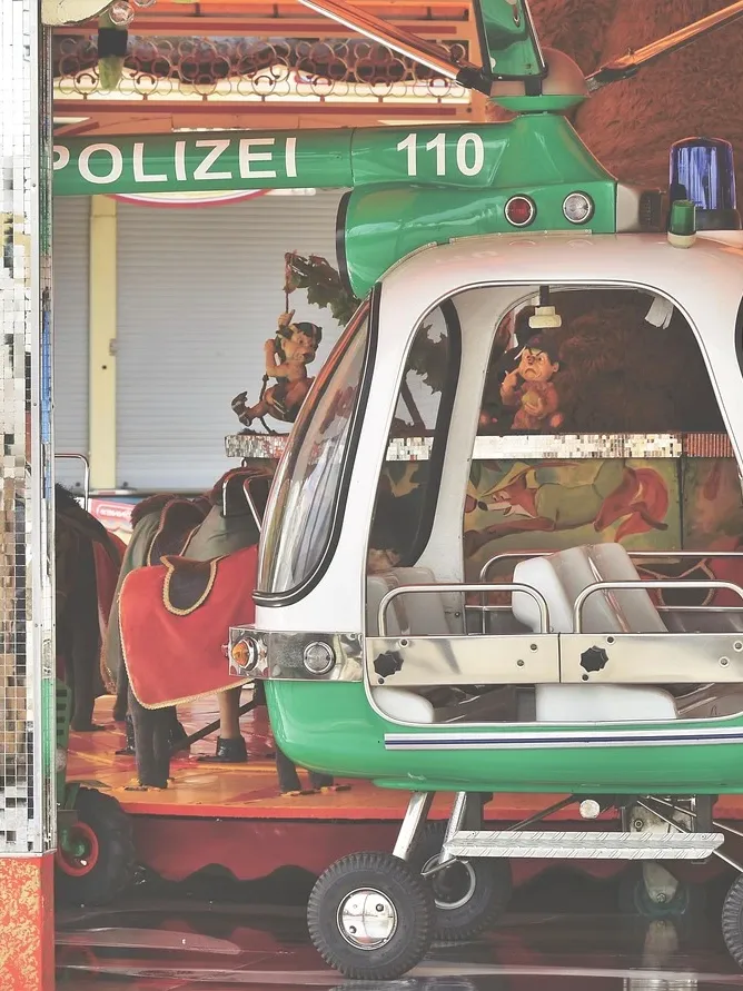 Przedszkole w Lubartowie Casper,  dzieci ubierają choinkę