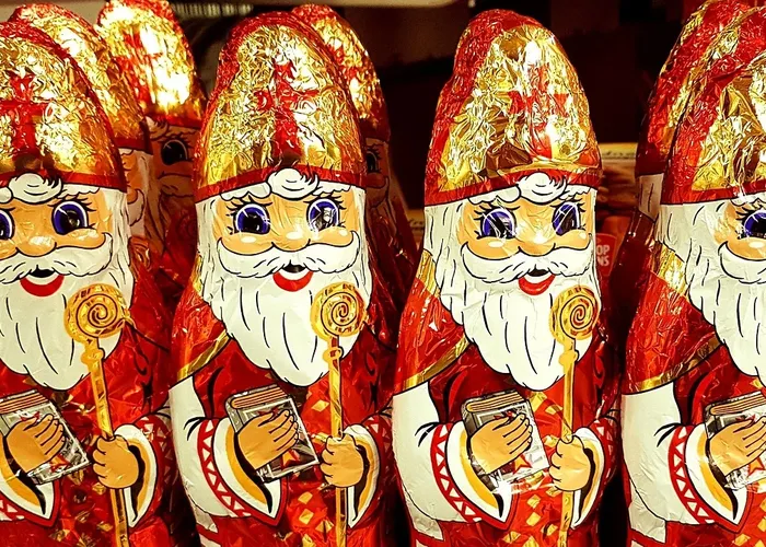 Przedszkole w Lubartowie Casper, dzieci wyklejają portret Mikołaja