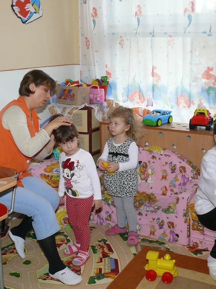 Przedszkole w Lubartowie Casper,  dzieci ubierają choinkę