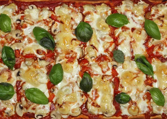 Przedszkole w Lubartowie Casper, dzieci jedzą pizzę
