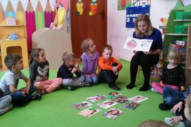 Przedszkole w Lubartowie Casper, grupa Casperków słucha Pani - inne ujęcie