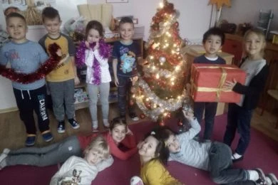 Przedszkole w Lubartowie Casper, dzieci ubierają choinkę