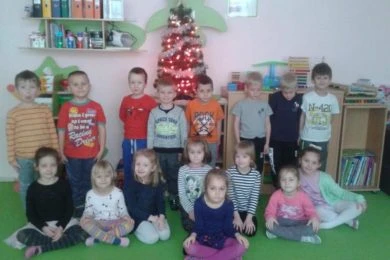 Przedszkole w Lubartowie Casper, dzieci ubierają choinkę