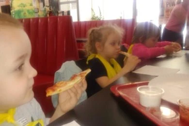 Przedszkole w Lubartowie Casper, dzieci jedzą pizzę
